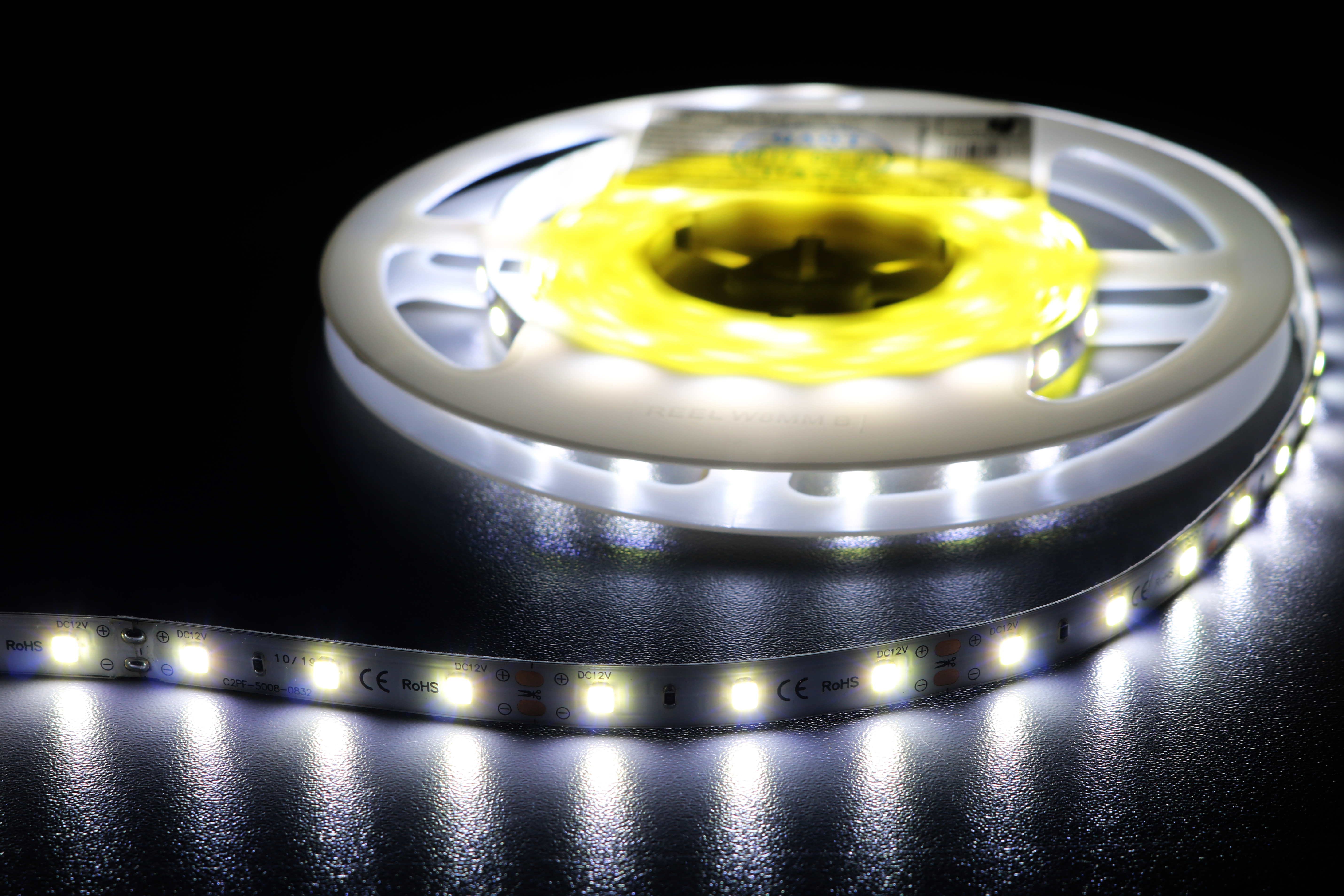 Profesjonalna taśma LED 6W/m, 12V, 60LED 2835 biała 6500-7500K, IP64