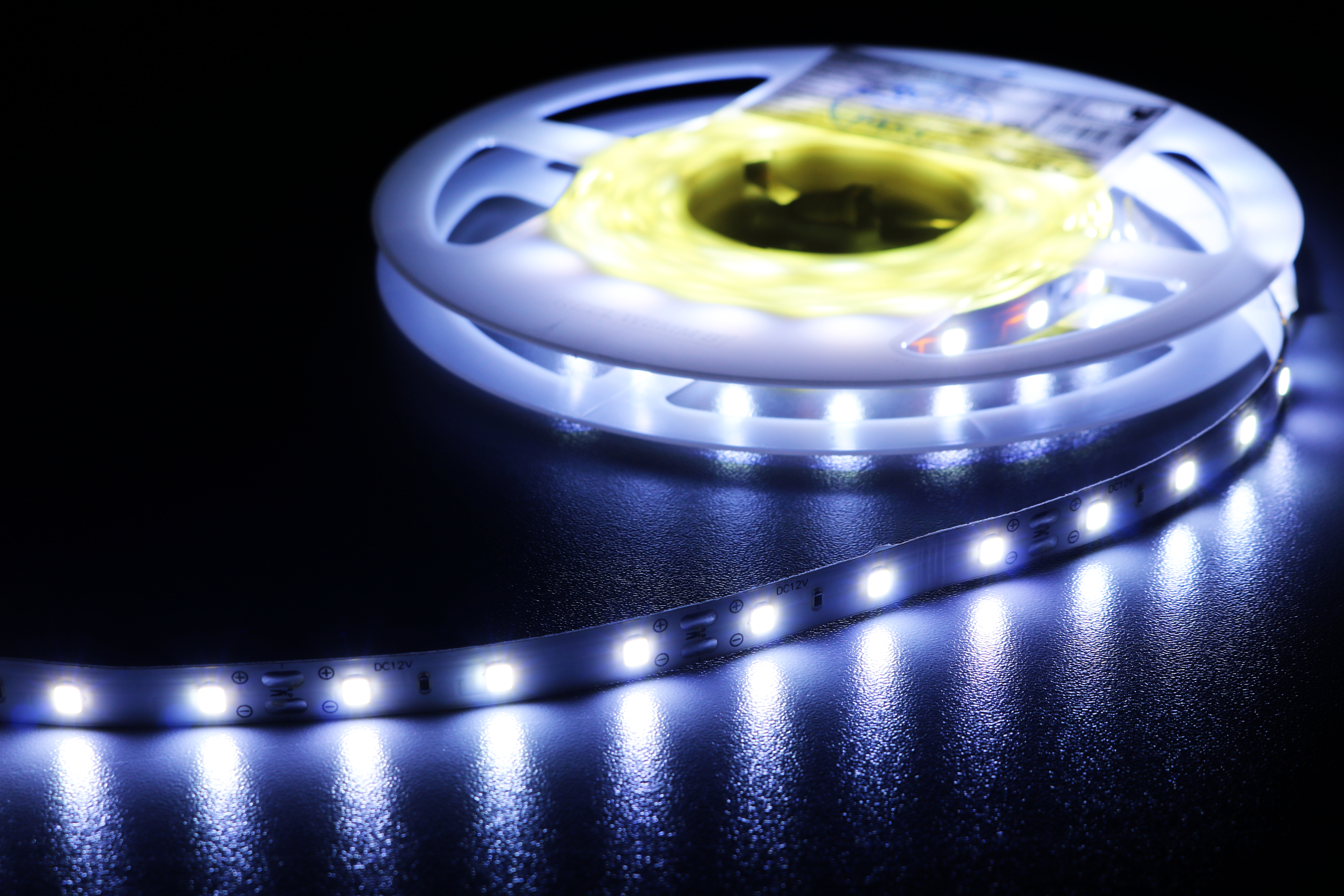 Profesjonalna taśma LED 6W/m, 24V, 60LED 2835 biała zimna 10000-16000K, IP64