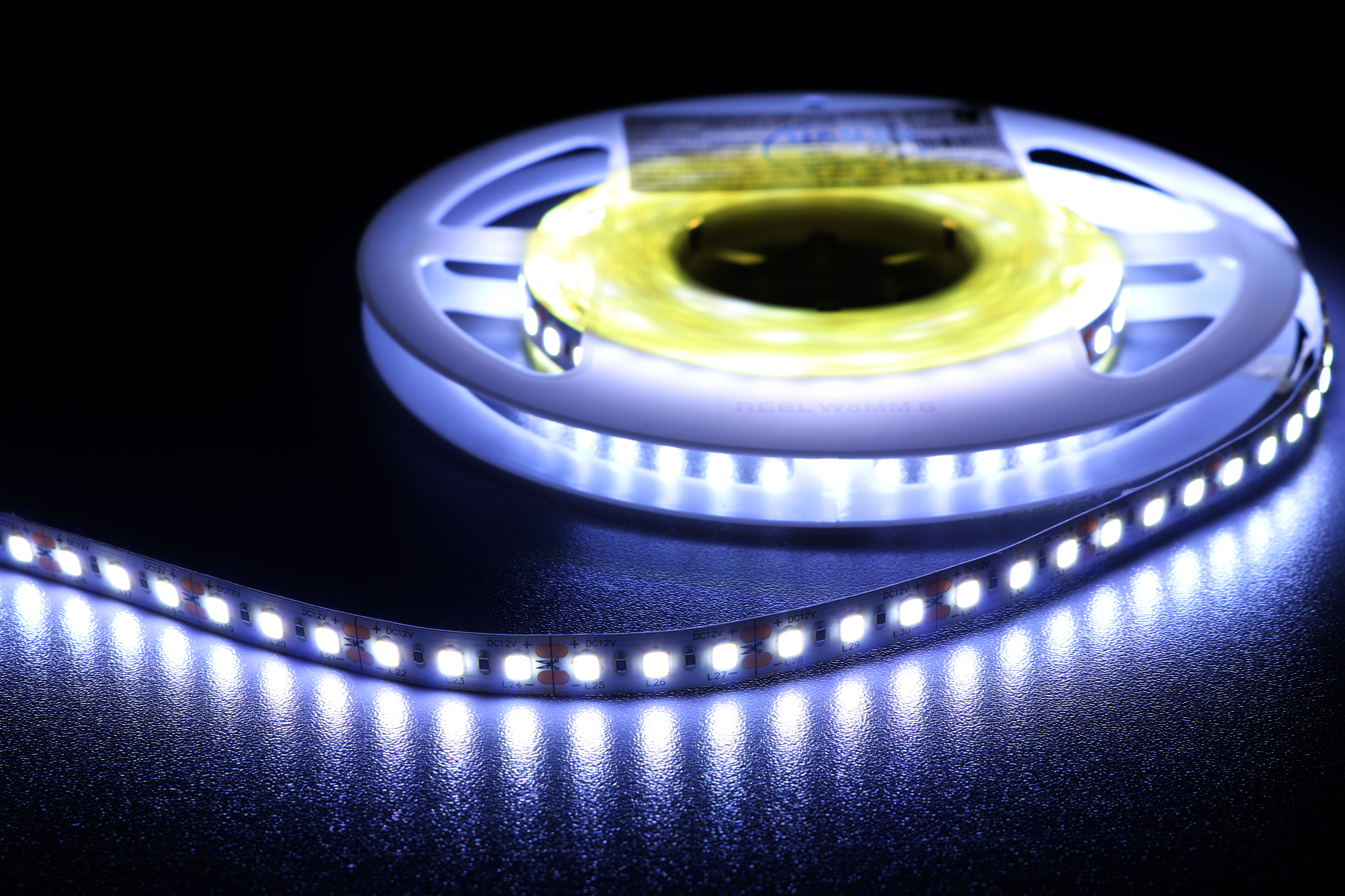 Profesjonalna taśma LED 9.6W/m,24V, 120LED 2835 biała zimna 10000-16000K, IP64