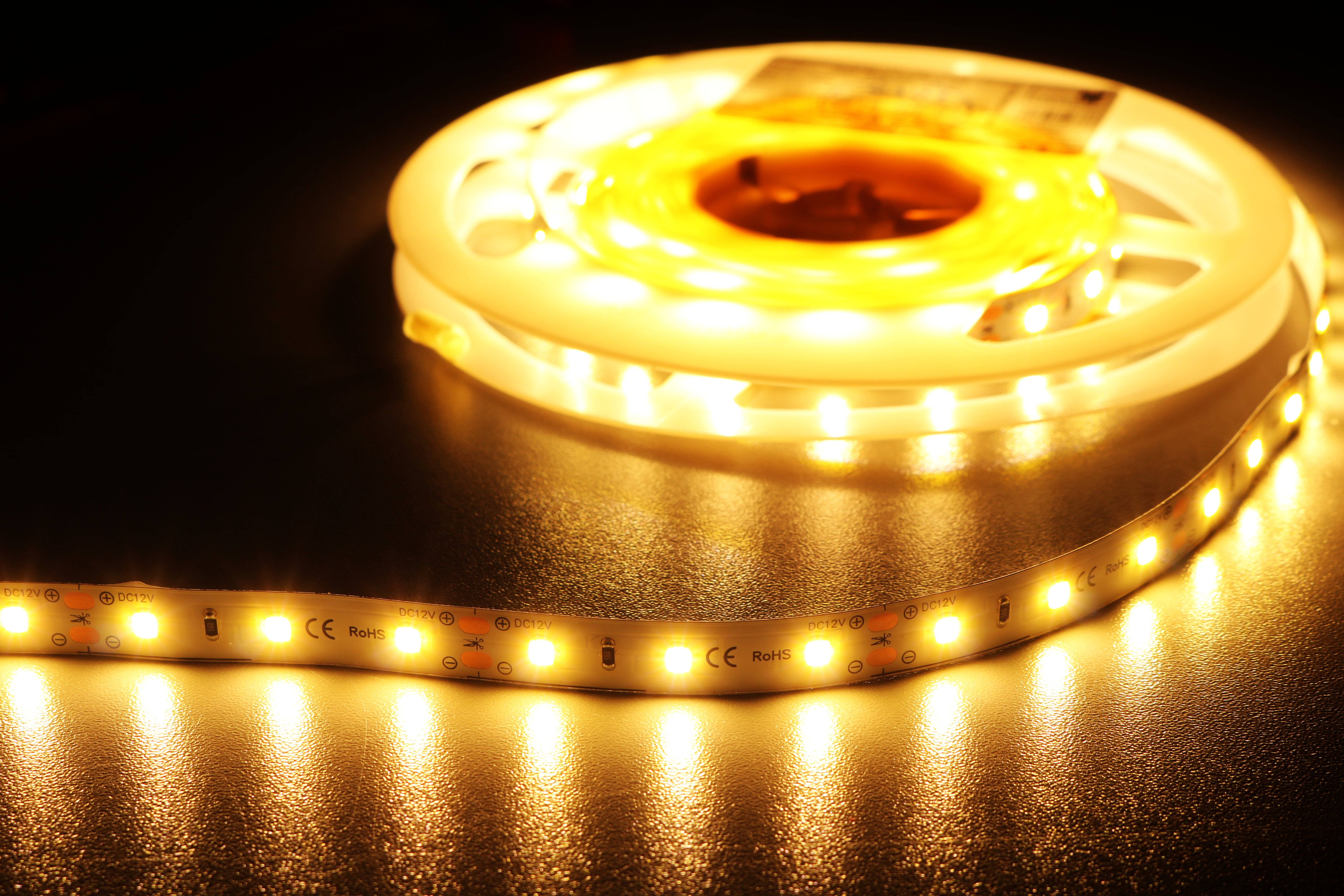 Profesjonalna taśma LED 12W/m, 24V, 60LED 2835 biała ciepła 2800-3000K, IP64