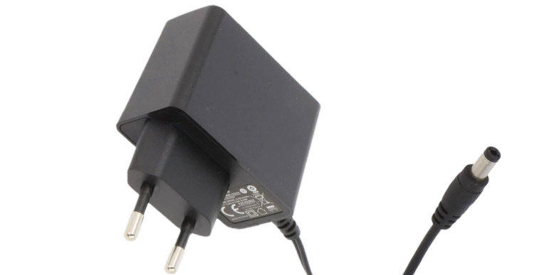 POSC12150A Napájení 12V/1,5A/18W, vertikální adaptér černý, AC zásuvka: CEE 7/16. 2,1 x 5,5 mm rovná zástrčka